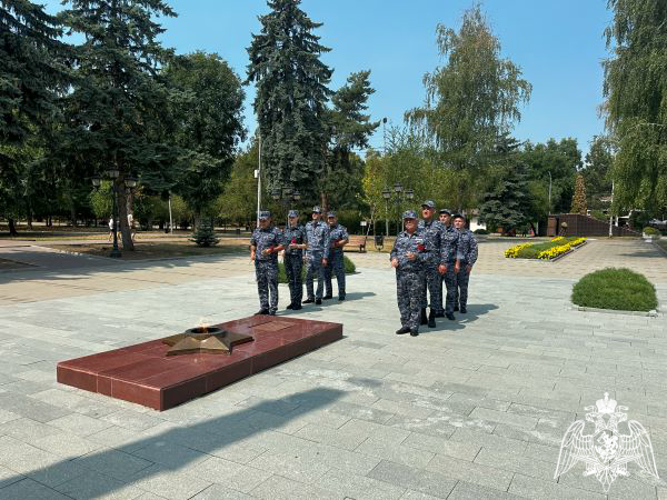 В Нальчике в День воинской славы России росгвардейцы почтили память павших Героев
