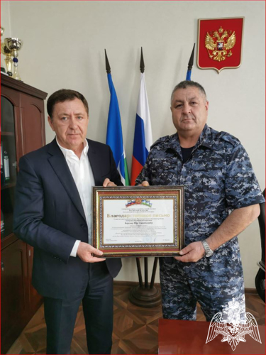 Офицер Росгвардии вручил благодарственное письмо главе Чегемского района 