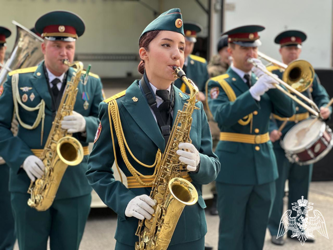 В Кабардино-Балкарии росгвардейцы поздравили жителей поселка Звездного с Днем образования 