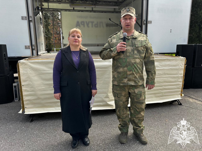 В Кабардино-Балкарии росгвардейцы поздравили жителей поселка Звездного с Днем образования 