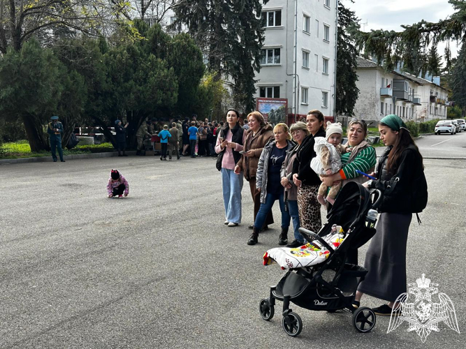 В Кабардино-Балкарии росгвардейцы поздравили жителей поселка Звездного с Днем образования 