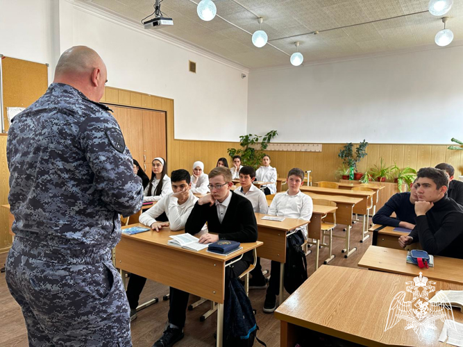 В Кабардино-Балкарии офицер Росгвардии провел урок по пожарной безопасности