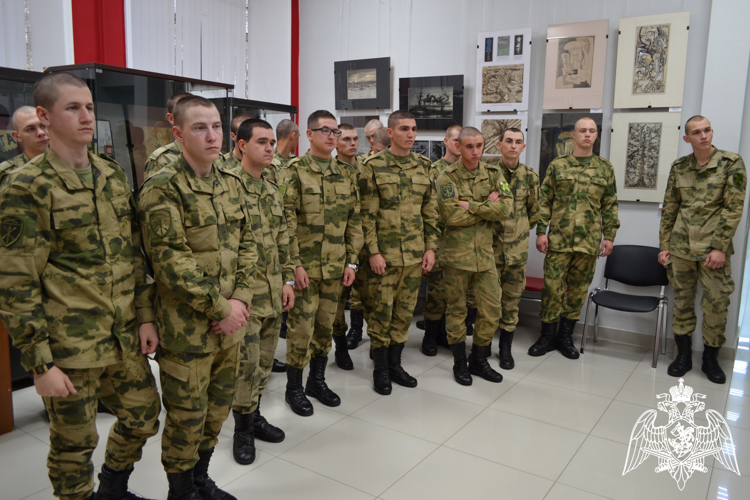 В Кабардино-Балкарии росгвардейцы посетили выставку в музее изобразительных искусств