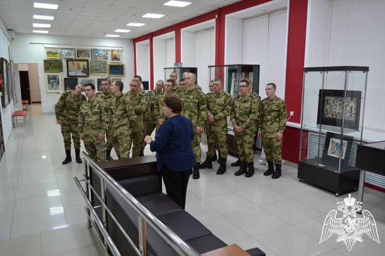 В Кабардино-Балкарии росгвардейцы посетили выставку в музее изобразительных искусств