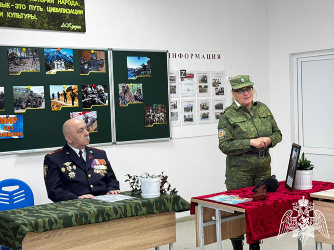 УРОК МУЖЕСТВА КО ДНЮ ГЕРОЕВ ОТЕЧЕСТВА ПРОВЕЛ  ВЕТЕРАН РОСГВАРДИИ В ОДНОЙ ИЗ ШКОЛ КАБАРДИНО-БАЛКАРИИ