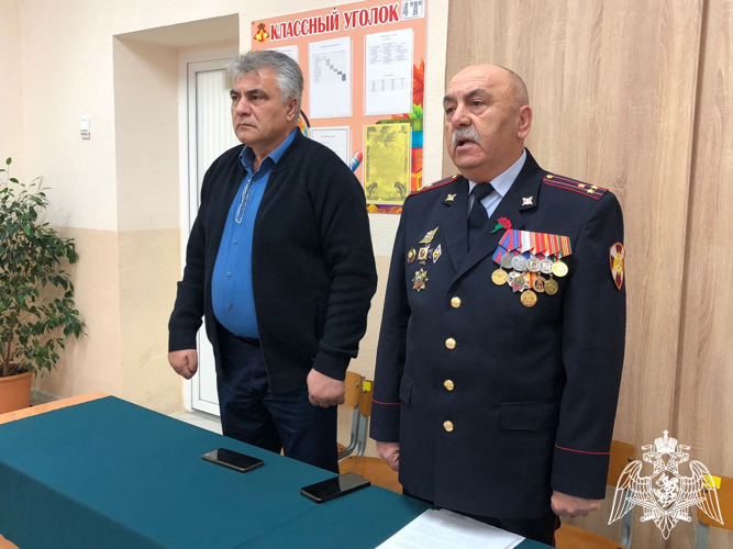 ПРЕДСТАВИТЕЛЬ РОСГВАРДИИ ПРОВЕЛ УРОК МУЖЕСТВА ДЛЯ ШКОЛЬНИКОВ ОДНОГО ИЗ СЕЛЕНИЙ РЕГИОНА
