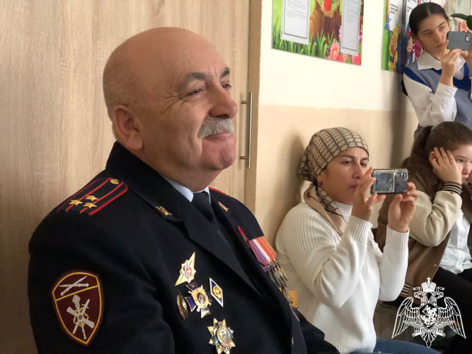 ПРЕДСТАВИТЕЛЬ РОСГВАРДИИ ПРОВЕЛ УРОК МУЖЕСТВА ДЛЯ ШКОЛЬНИКОВ ОДНОГО ИЗ СЕЛЕНИЙ РЕГИОНА