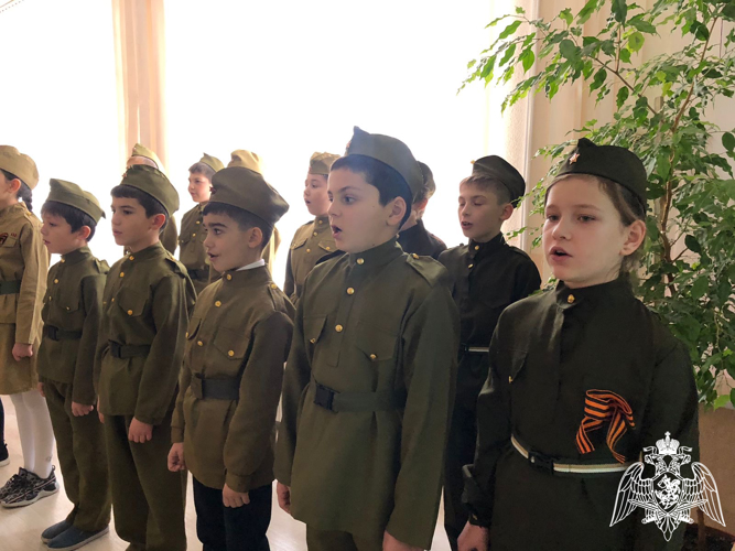 ПРЕДСТАВИТЕЛЬ РОСГВАРДИИ ПРОВЕЛ УРОК МУЖЕСТВА ДЛЯ ШКОЛЬНИКОВ ОДНОГО ИЗ СЕЛЕНИЙ РЕГИОНА