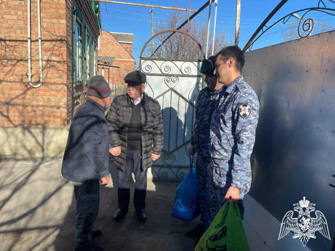 Росгвардейцы поздравили ветерана Великой Отечественной войны с Новым годом