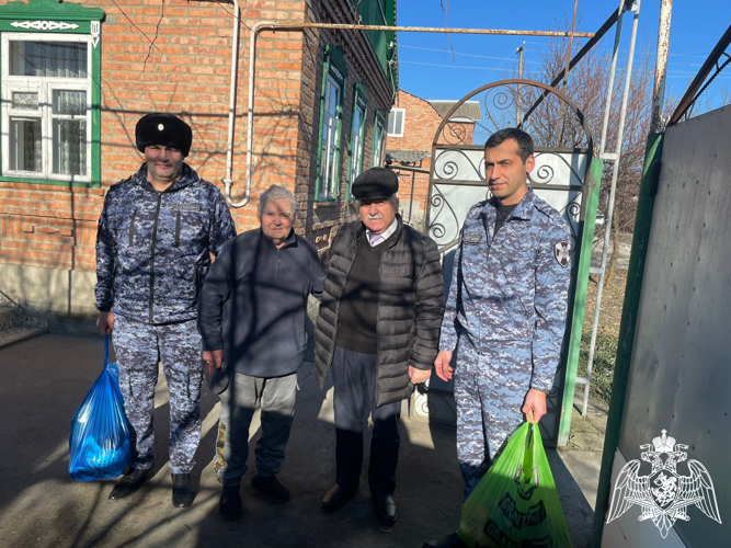Росгвардейцы поздравили ветерана Великой Отечественной войны с Новым годом