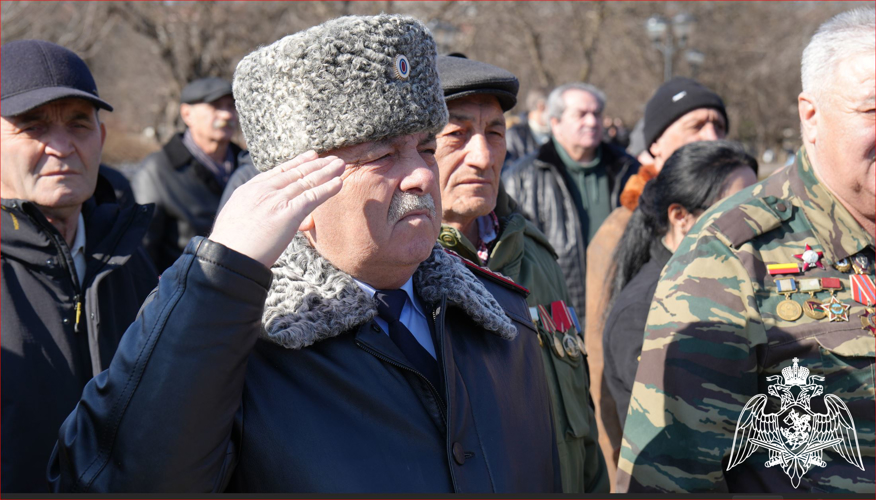 В НАЛЬЧИКЕ ПРЕДСТАВИТЕЛИ РОСГВАРДИИ ПОЧТИЛИ ПАМЯТЬ ВОИНОВ-ИНТЕРНАЦИОНАЛИСТОВ