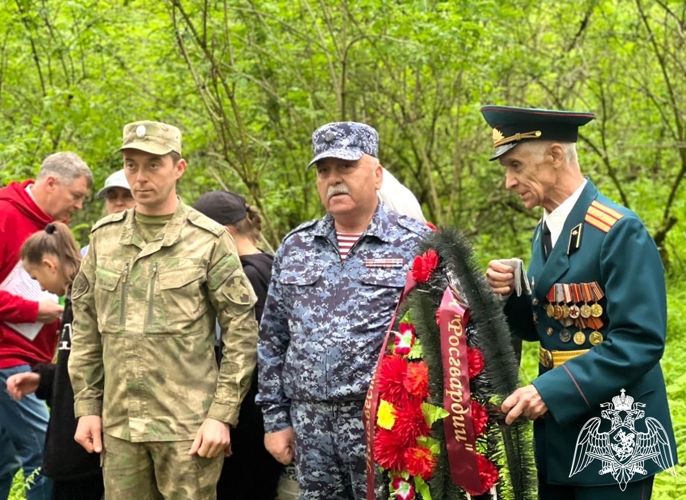  Росгвардейцы приняли участие в благоустройстве могилы неизвестного летчика в Кабардино-Балкарии