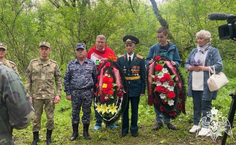  Росгвардейцы приняли участие в благоустройстве могилы неизвестного летчика в Кабардино-Балкарии
