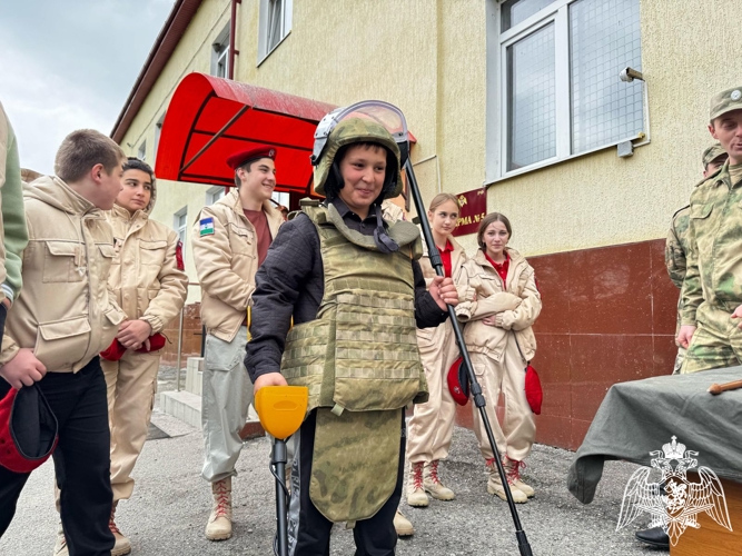 ДВИЖЕНИЕ ПЕРВЫХ И ЮНАРМЕЙЦЫ КАБАРДИНО-БАЛКАРИИ ПОСЕТИЛИ ВОИНСКУЮ ЧАСТЬ РОСГВАРДИИ В ПРЕДДВЕРИИ ДНЯ ВЕЛИКОЙ ПОБЕДЫ