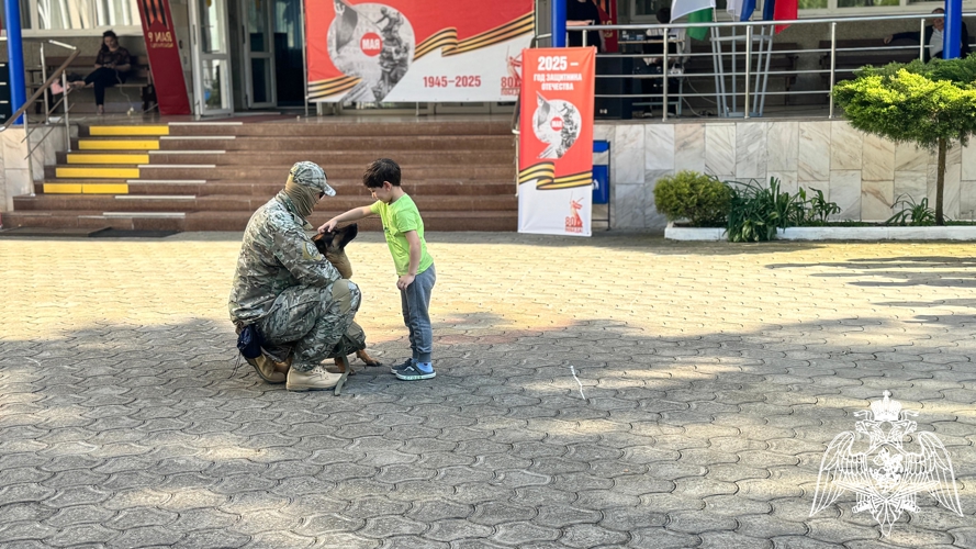 РОСГВАРДЕЙЦЫ ПРОВЕЛИ УРОК МУЖЕСТВА ДЛЯ ДЕТЕЙ СОЦИАЛЬНО-РЕАБИЛИТАЦИОННОГО ЦЕНТРА «РАДУГА»