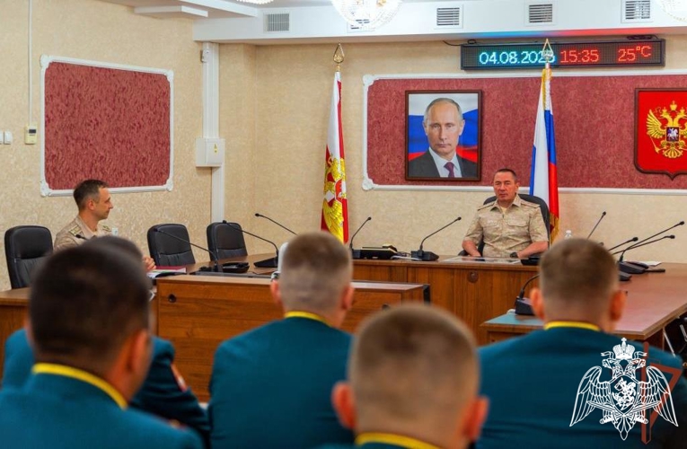 Командующий Северо-Кавказским округом Росгвардии встретился с офицерами-выпускниками