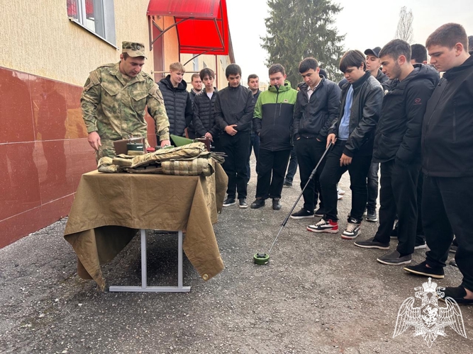 Росгвардейцы в Кабардино-Балкарии провели патриотическую акцию «День призывника»