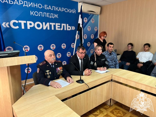 В ДЕНЬ КОНСТИТУЦИИ РОСГВАРДЕЙЦЫ ВСТРЕТИЛИСЬ СО СТУДЕНТАМИ В НАЛЬЧИКЕ 