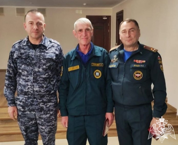 В Кабардино-Балкарии офицер Росгвардии поздравил коллег из МЧС России с профессиональным праздником