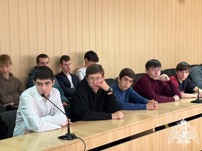 В ДЕНЬ КОНСТИТУЦИИ РОСГВАРДЕЙЦЫ ВСТРЕТИЛИСЬ СО СТУДЕНТАМИ В НАЛЬЧИКЕ 