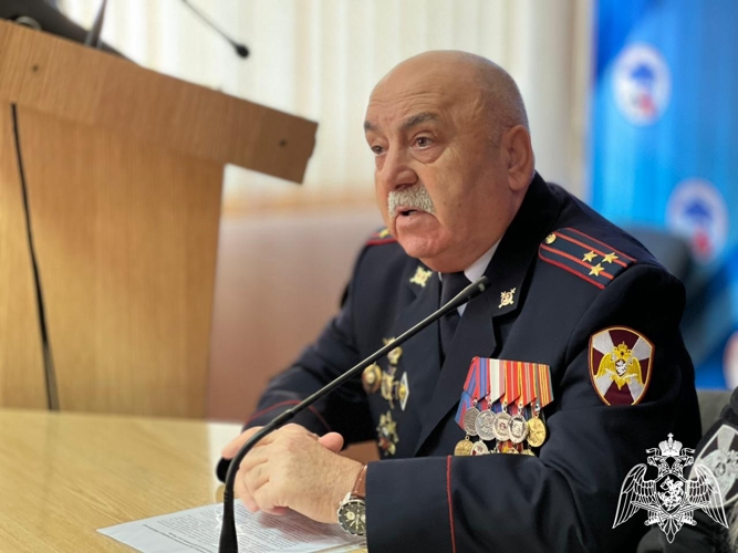 В ДЕНЬ КОНСТИТУЦИИ РОСГВАРДЕЙЦЫ ВСТРЕТИЛИСЬ СО СТУДЕНТАМИ В НАЛЬЧИКЕ 