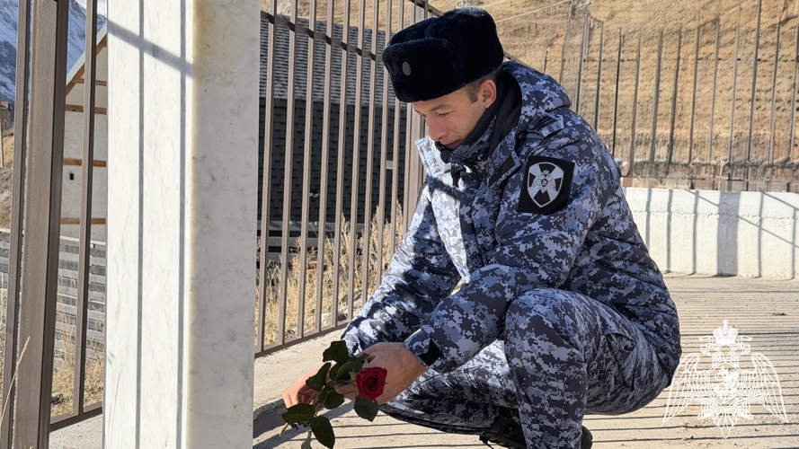  РОСГВАРДЕЙЦЫ В КАБАРДИНО-БАЛКАРИИ ПОЧТИЛИ ПАМЯТЬ ПОГИБШИХ ЖУРНАЛИСТОВ
