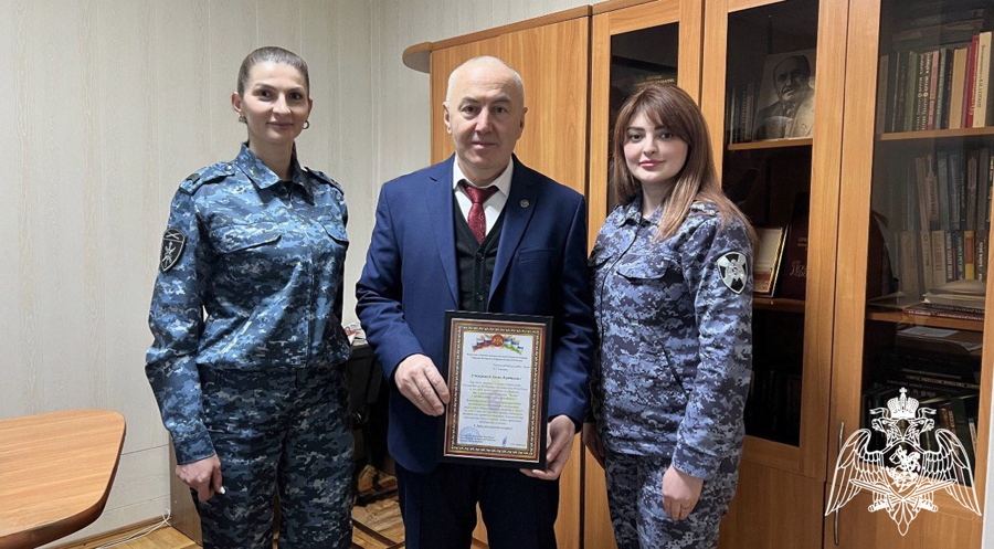 В Кабардино-Балкарии росгвардейцы поздравили журналистов с Днем российской печати 