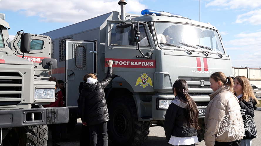 В Кабардино-Балкарии офицеры СОБР провели День открытых дверей для школьников