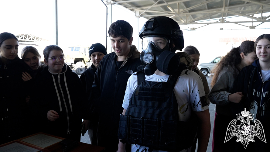 В Кабардино-Балкарии офицеры СОБР провели День открытых дверей для школьников