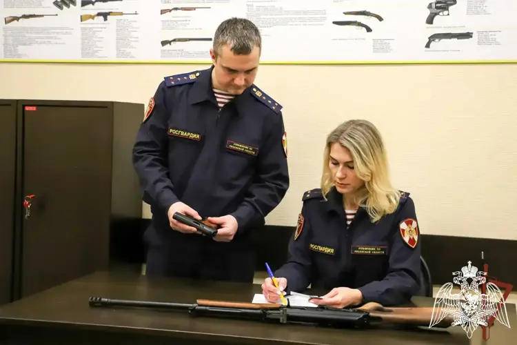 СОТРУДНИКИ ПОДРАЗДЕЛЕНИЙ ГОСУДАРСТВЕННОГО КОНТРОЛЯ И ЛИЦЕНЗИОННО-РАЗРЕШИТЕЛЬНОЙ РАБОТЫ РОСГВАРДИИ ОТМЕЧАЮТ ПРОФЕССИОНАЛЬНЫЙ ПРАЗДНИК