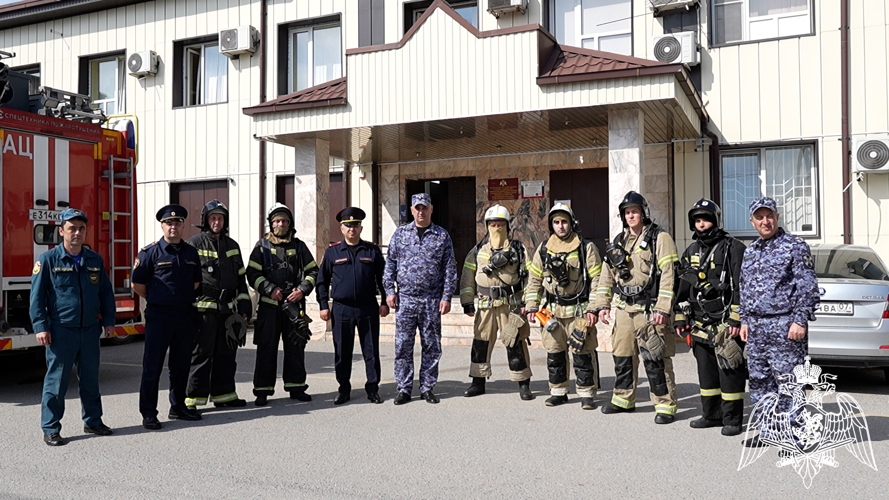 В Кабардино-Балкарии сотрудники Росгвардии и МЧС провели совместное пожарно-тактическое занятие