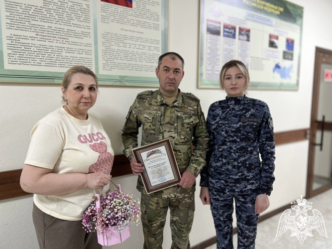 Офицер Росгвардии поздравила сотрудников военного комиссариата с профессиональным праздником