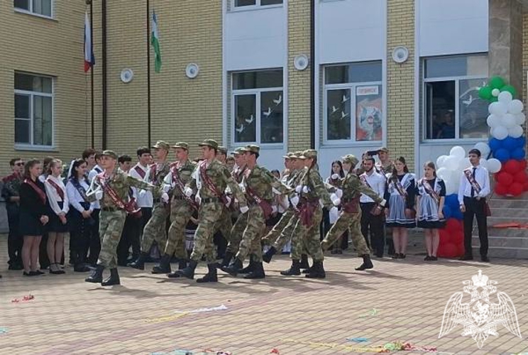 В Кабардино-Балкарии росгвардейцы поздравили кадетов с окончанием учебы