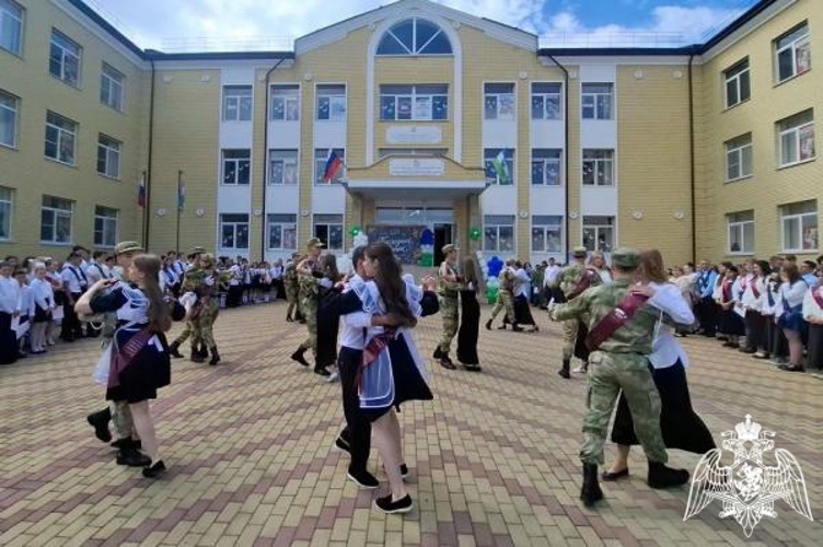 В Кабардино-Балкарии росгвардейцы поздравили кадетов с окончанием учебы