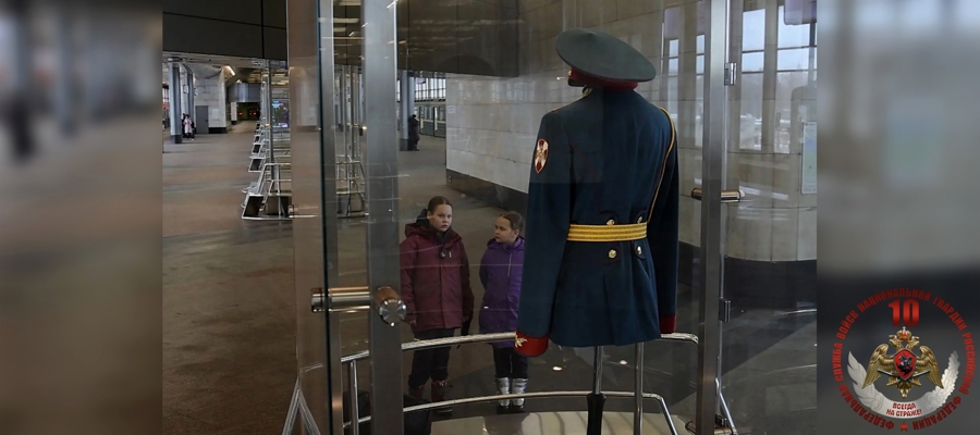 На станции «Воробьёвы горы» Московского метрополитена открылась выставка Росгвардии 