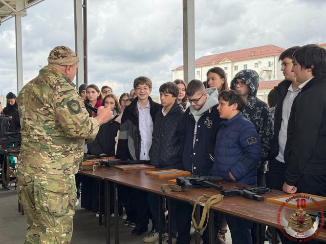 В Кабардино-Балкарии сотрудники СОБР провели День открытых дверей для учащихся лицея