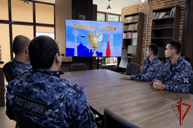 В Нальчике росгвардейцы посетили тематическую фотовыставку ко Дню Государственного флага Российской Федерации