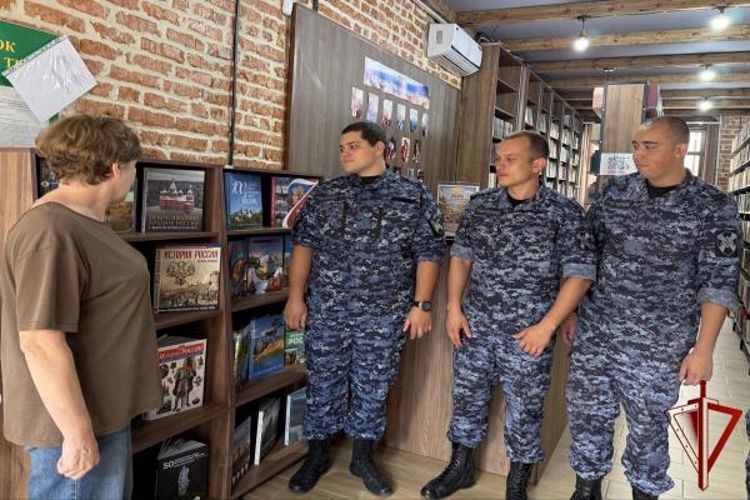 В Нальчике росгвардейцы посетили тематическую фотовыставку ко Дню Государственного флага Российской Федерации