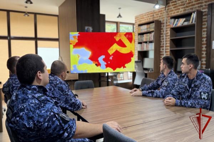В Нальчике росгвардейцы посетили тематическую фотовыставку ко Дню Государственного флага Российской Федерации