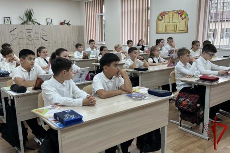 Ветеран Росгвардии провел для школьников урок мужества, приуроченный к Дню солидарности в борьбе с терроризмом