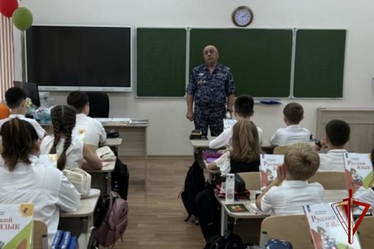 Ветеран Росгвардии провел для школьников урок мужества, приуроченный к Дню солидарности в борьбе с терроризмом