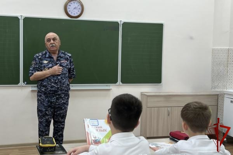 Ветеран Росгвардии провел для школьников урок мужества, приуроченный к Дню солидарности в борьбе с терроризмом