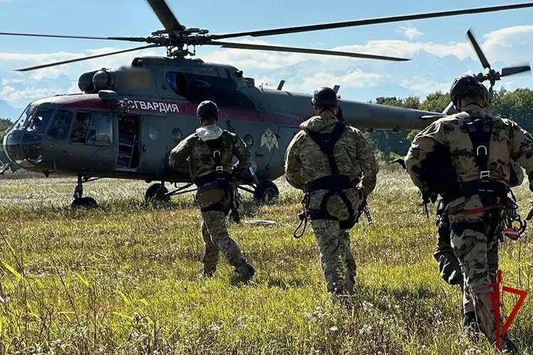 В Кабардино-Балкарии спецназовцы Северо-Кавказского округа Росгвардии совершили беспарашютное десантирование   