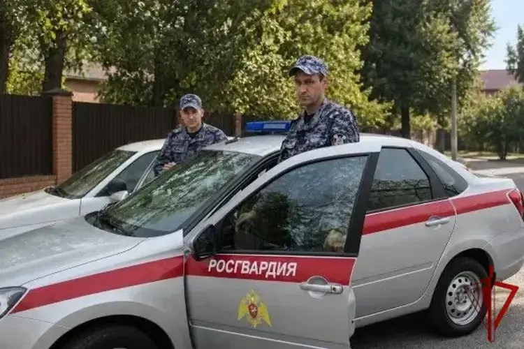 В Нальчике сотрудники вневедомственной охраны Росгвардии оказали помощь женщине, потерявшей сознание