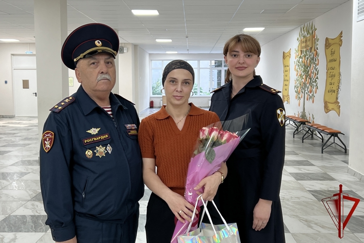 В Кабардино-Балкарии росгвардейцы поздравили педагогов с Днем учителя