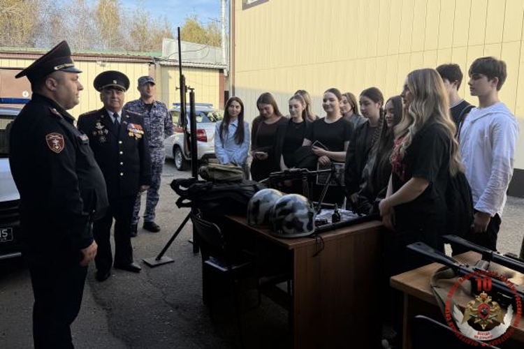 В Нальчике сотрудники вневедомственной охраны Росгвардии провели День открытых дверей для школьников