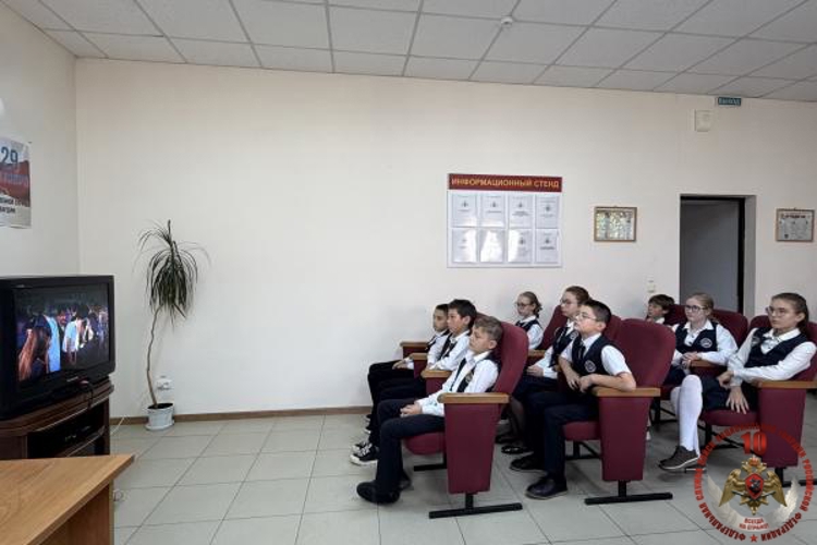 В Нарткале сотрудники вневедомственной охраны Росгвардии провели патриотическое мероприятие для учащихся лицея