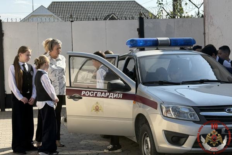 В Нарткале сотрудники вневедомственной охраны Росгвардии провели патриотическое мероприятие для учащихся лицея