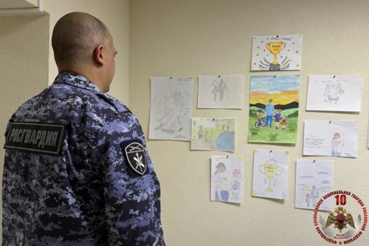 В Управлении Росгвардии по Кабардино-Балкарии открылась выставка детских рисунков ко Дню отца