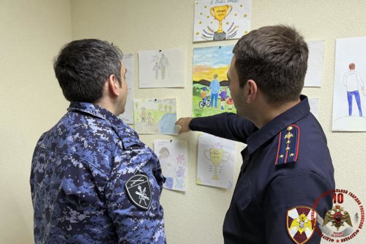 В Управлении Росгвардии по Кабардино-Балкарии открылась выставка детских рисунков ко Дню отца